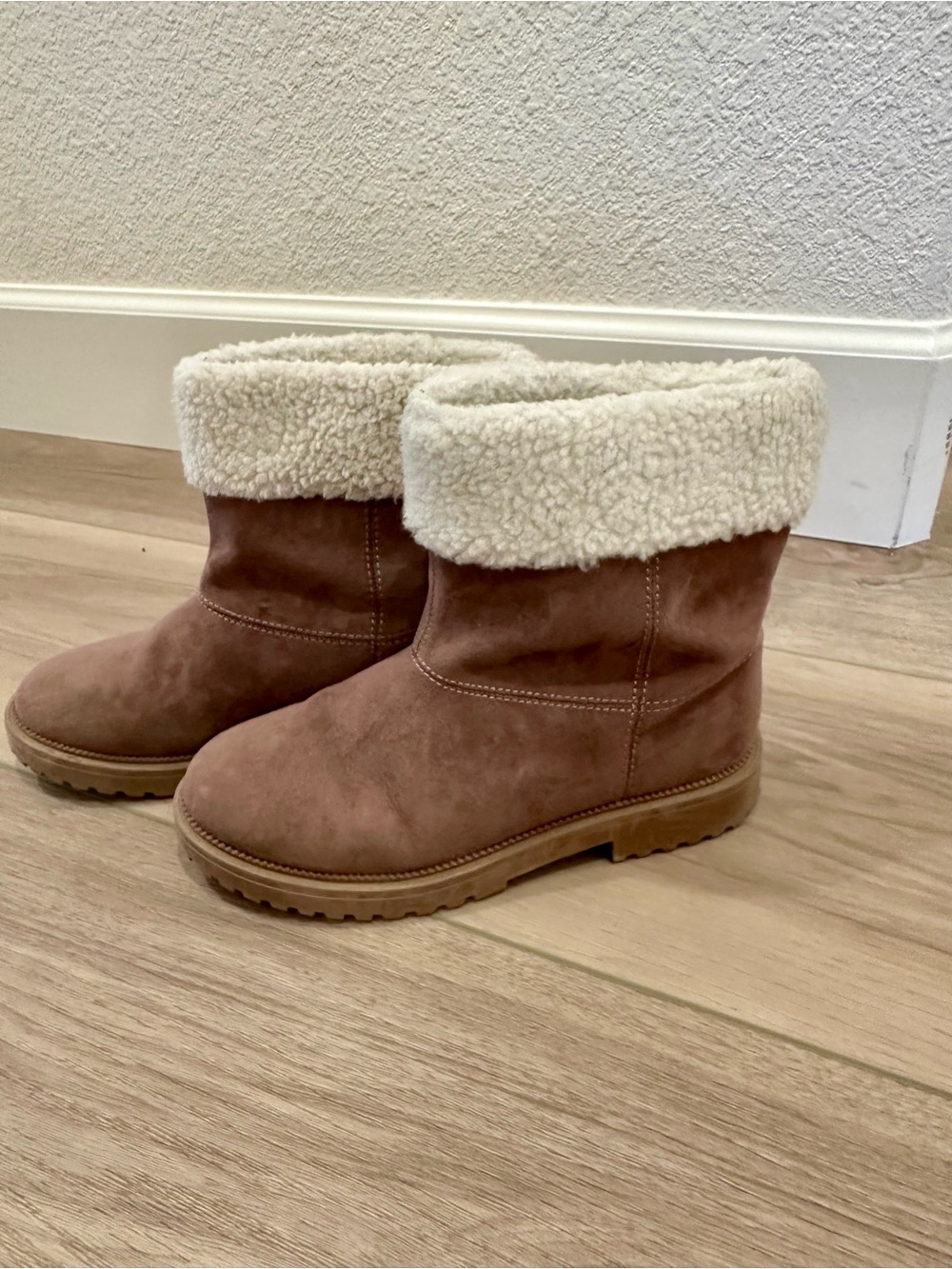 GUC Old Navy Girls Faux-Suede Sherpa-Cuff Boots for Girls in Dusty Mauve size 3